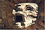 Detalje fra Quetzalcoatl's tempel i Teotihaucán: ansigt forestillende Quetzalcoatl, den fjerede slange, der er let genkendelig p.g.a. de store hugtænder.