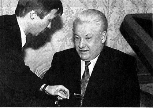 Boris Jeltsin gr sig rede til at tale i tv. - Fotografi fra forret 1993.