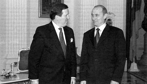 NATO's generalsekretr George Robertson mdes med den russiske prsident Vladimir Putin I Moskva i efterret 2001