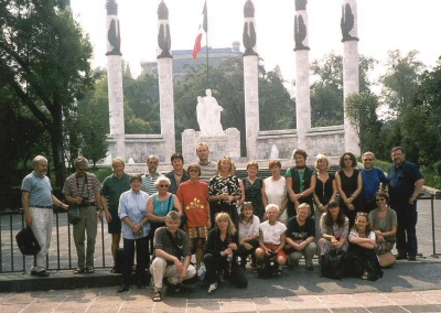 1998-holdet ved monumentet for Los Ninos Heros i Chapultepec-parken.