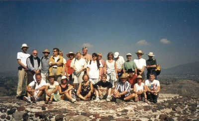 1999-holdet på toppen af solens pyramide i Teotihuacán.