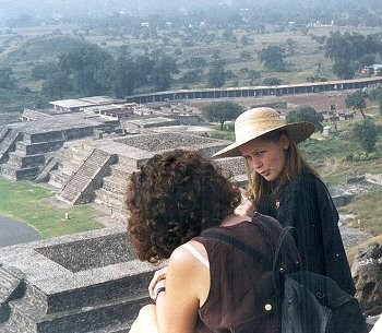 Faglig diskussion af detaljer på toppen af månens pyramide i Teotihuacán.