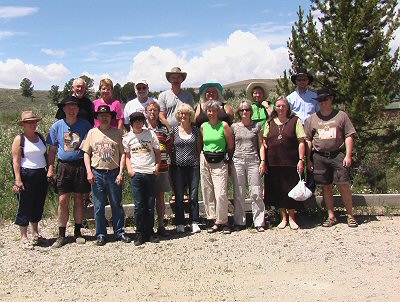 2006-holdet poserer for fotografen (og turlederen) ved South Pass City, Wyoming. Chaufføren Mitch ses i øverste række, længst til højre.